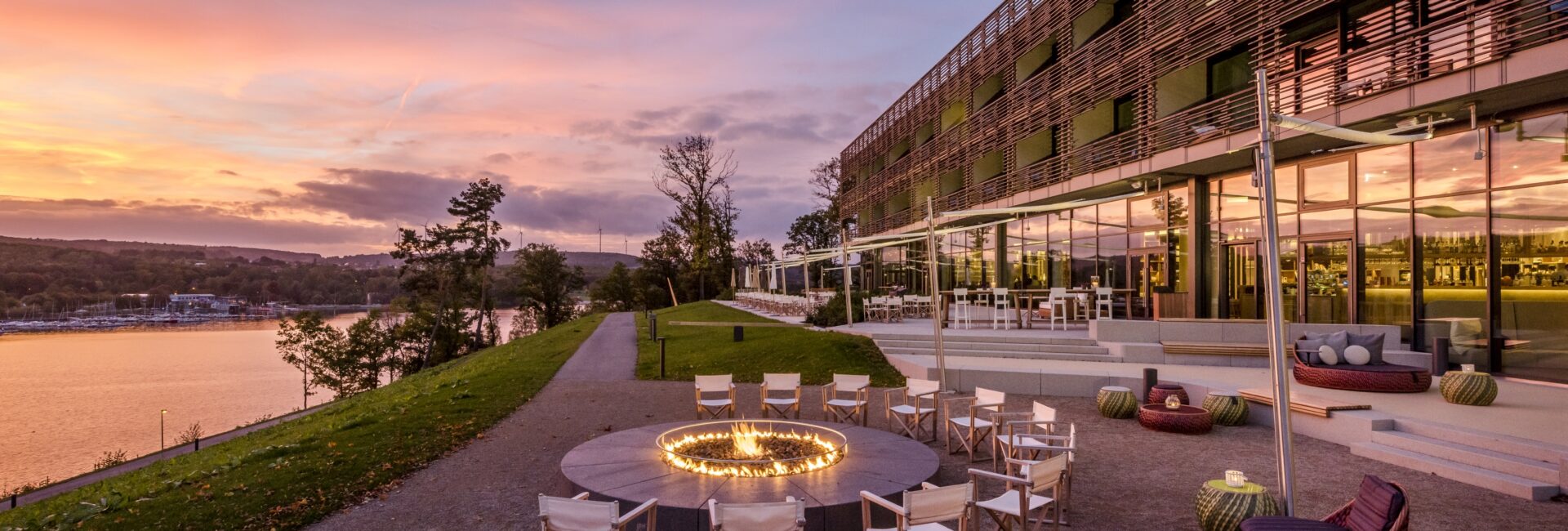 Aussenansicht_Feuerstelle-_Seezeitlodge-Hotel-Spa