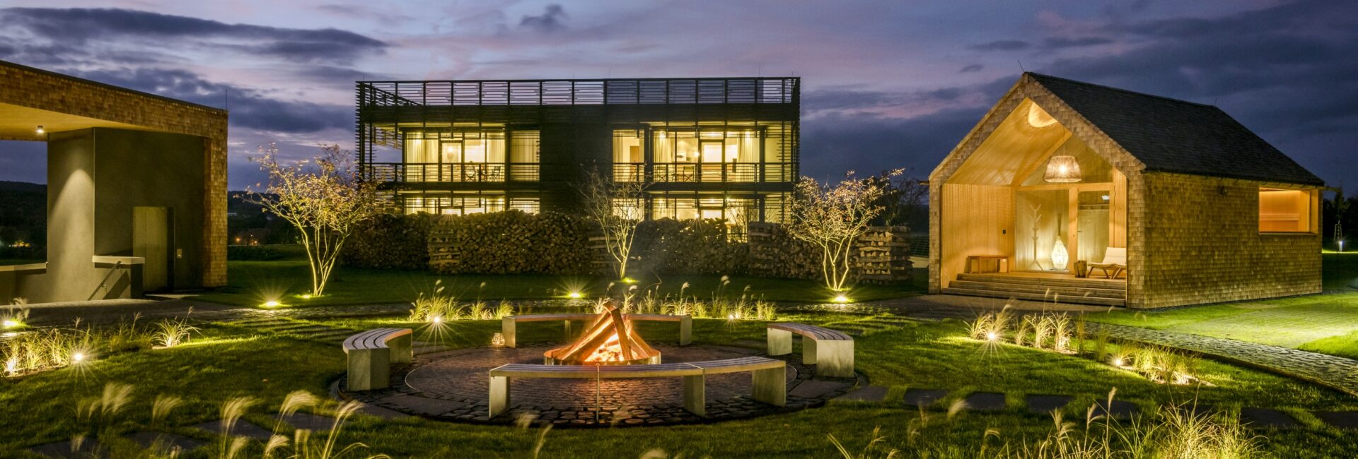 Seezeit-Spa-Aussensaunadorf-bei-Nacht_Seezeitlodge