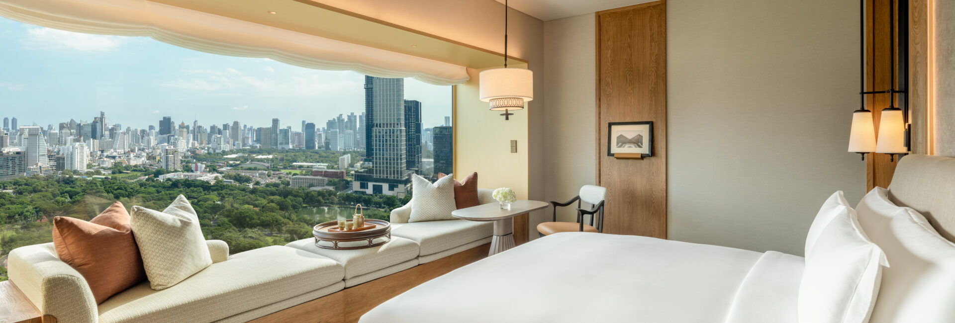 dusit-thani-bangkok-accommodation-club-suite-bedroom