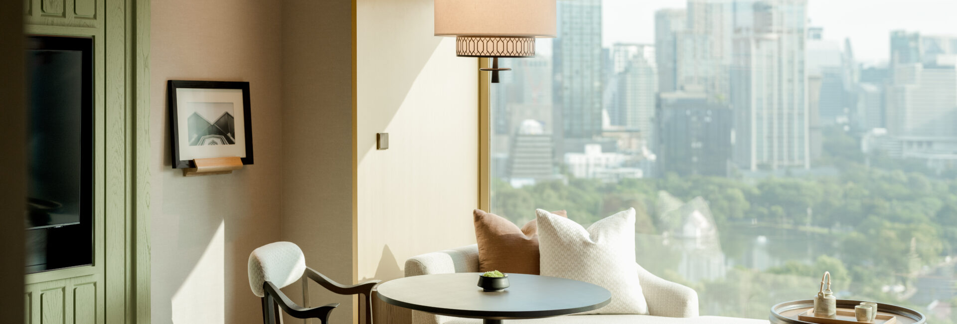 dusit-thani-bangkok-accommodation-lounge-area-detail